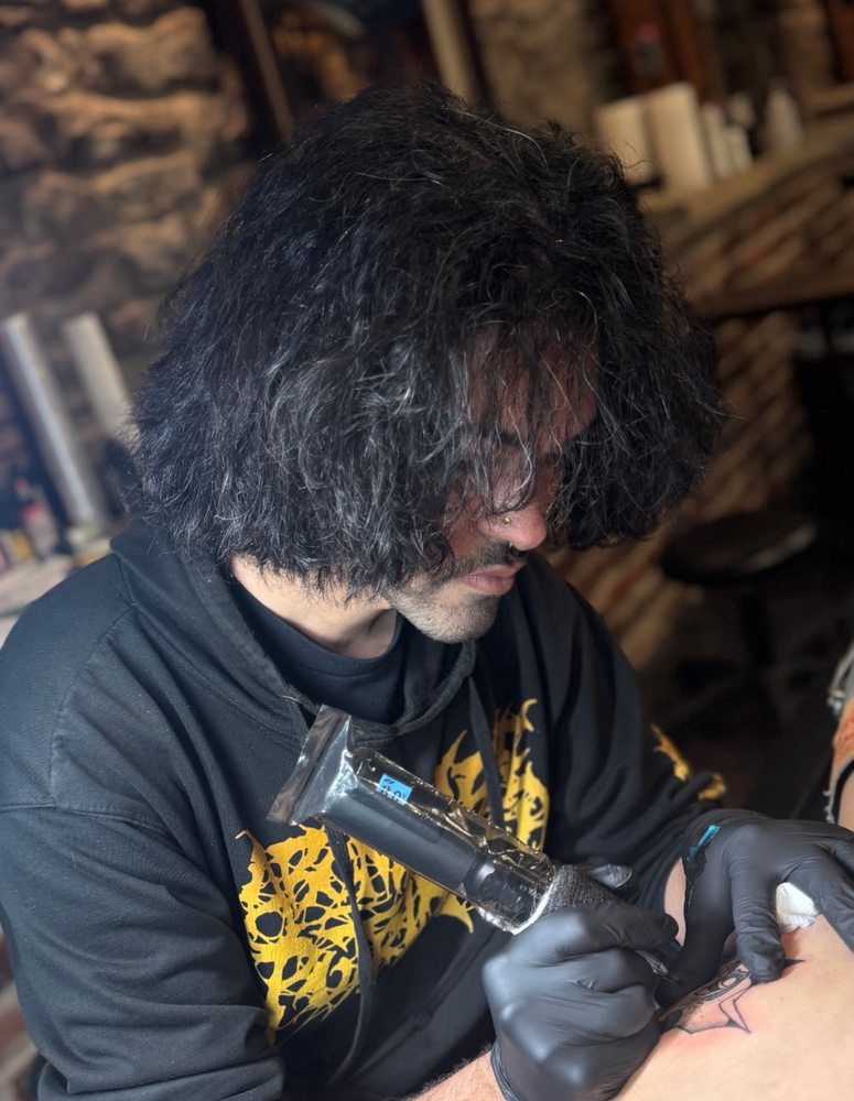 Mic, tattoo artist