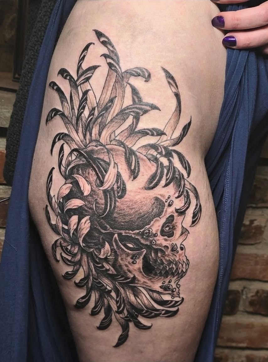 Skull and chrysanthemum black and grey thigh tattoo